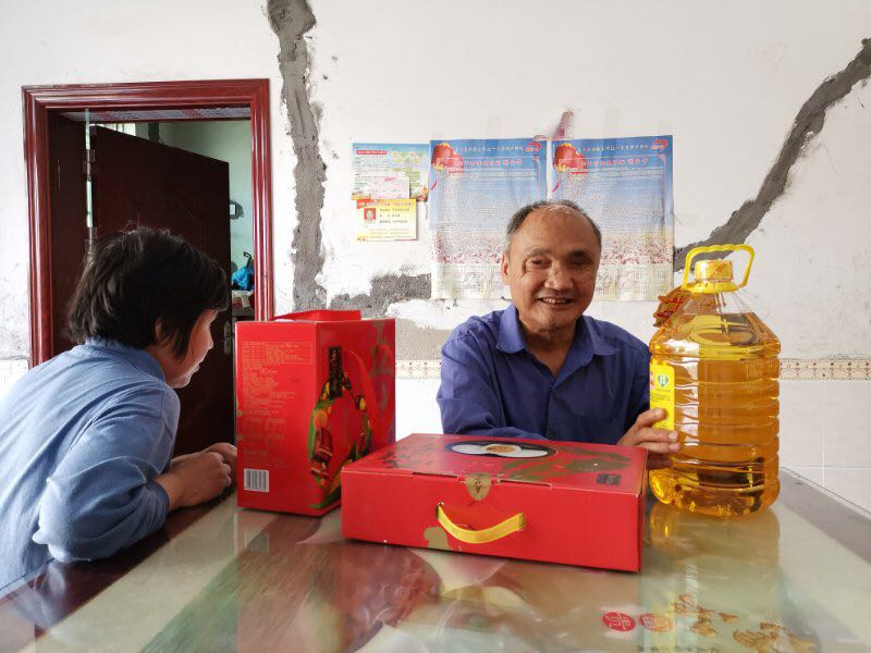 我校開展端午節(jié)前精準扶貧走訪慰問活動