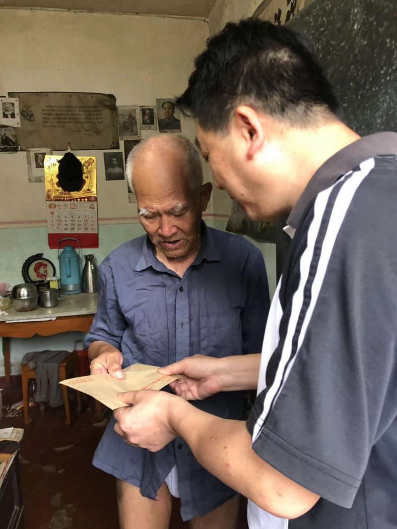 國慶前夕學(xué)校黨委書記朱長安走訪慰問離休干部、老黨員
