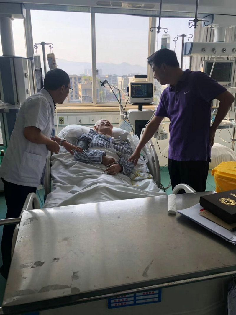 國慶前夕學(xué)校黨委書記朱長安走訪慰問離休干部、老黨員