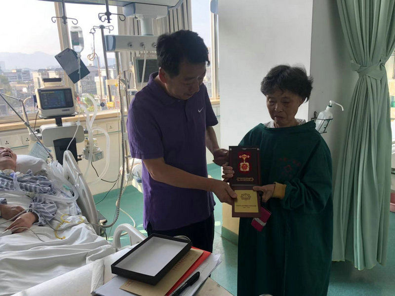 國慶前夕學(xué)校黨委書記朱長安走訪慰問離休干部、老黨員
